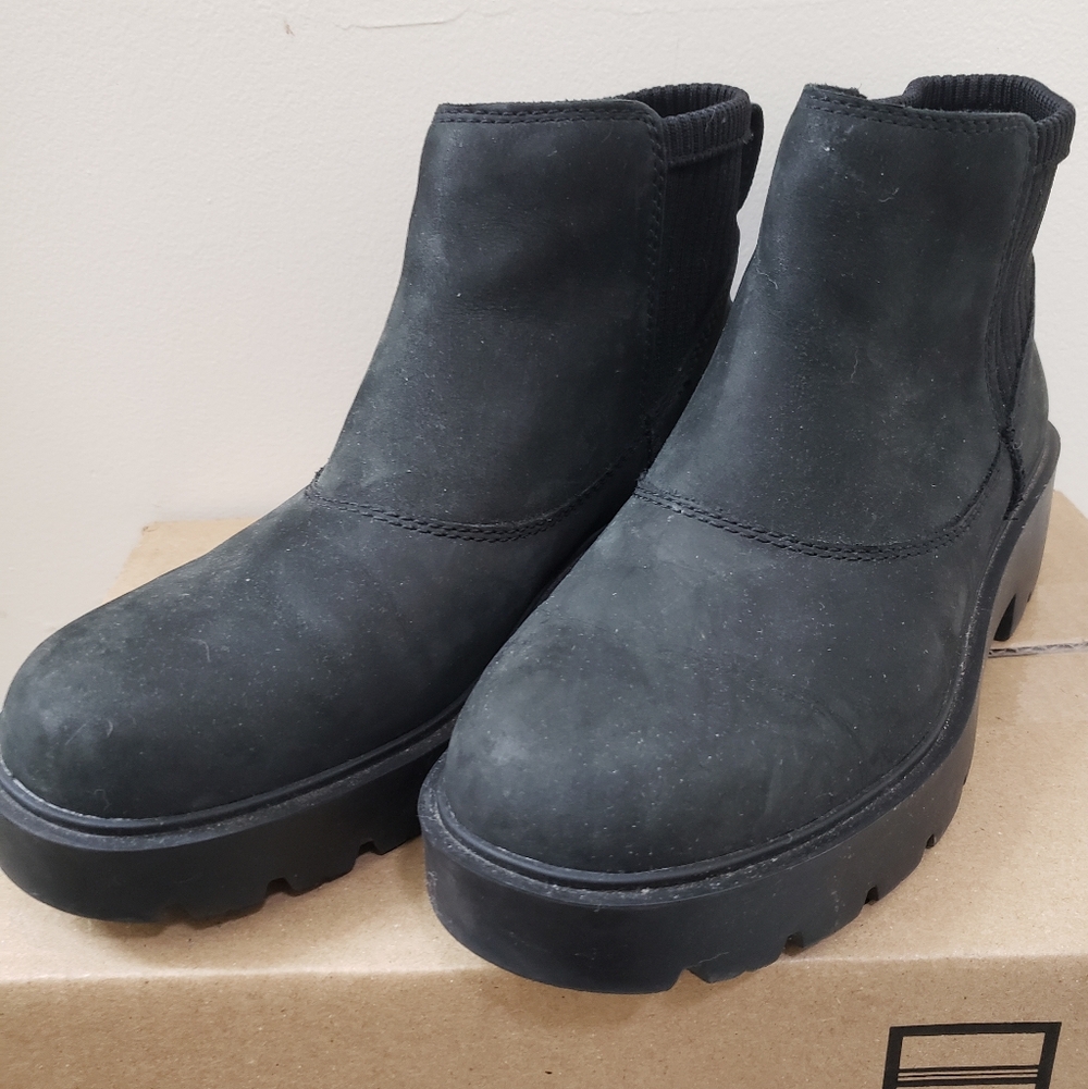 UGG Australia Ballard Chelsea Boots. Women's Size 9. Black.